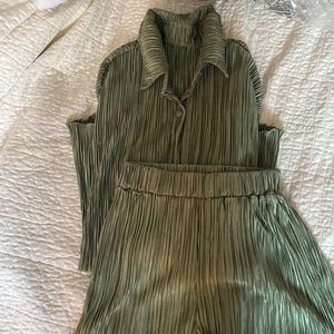 Women’s 2 piece set in light green. Size small